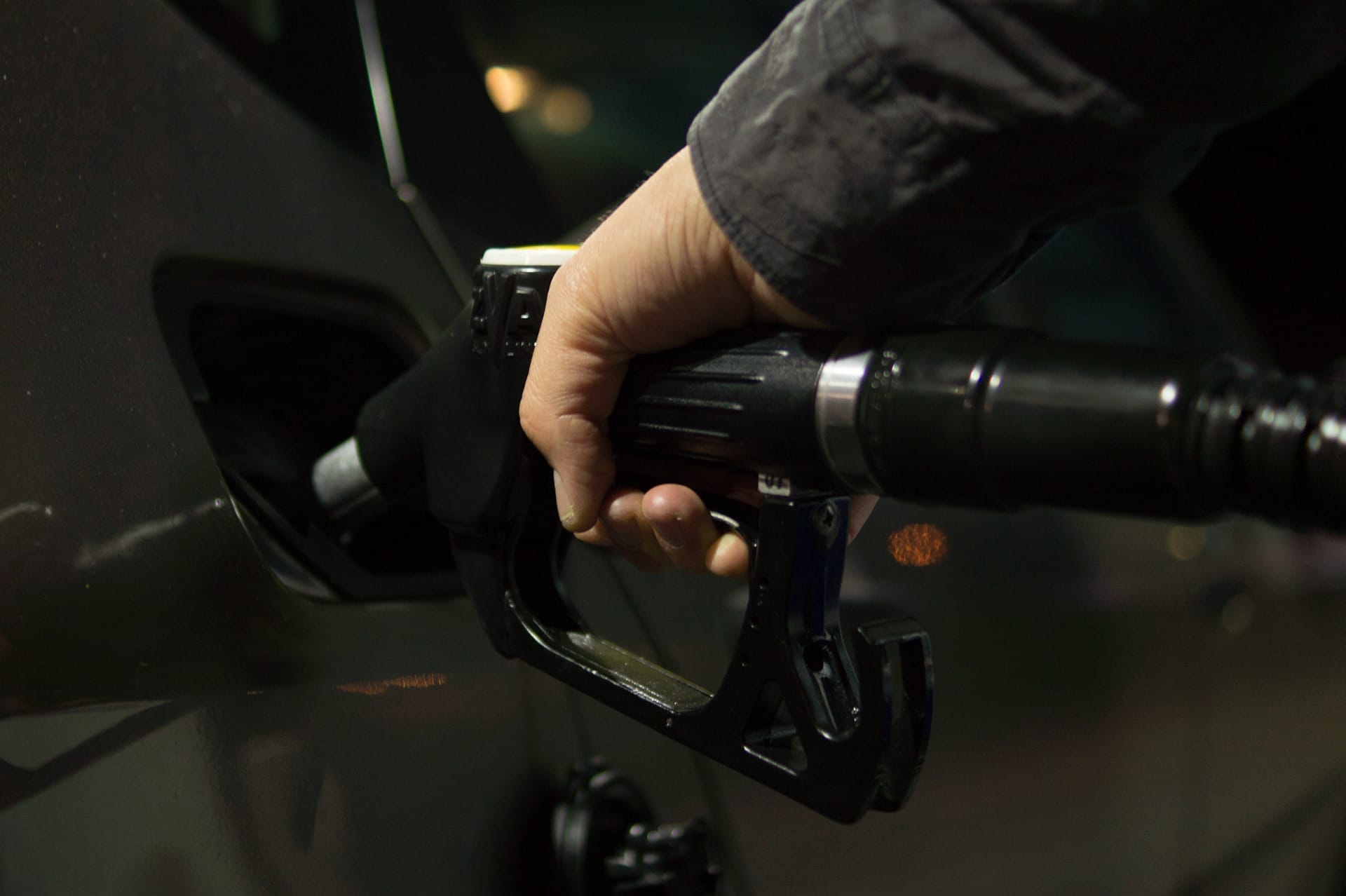 Guvernul amână adoptarea ordonanței pentru limitarea adaosului comercial la carburanți Decizia de a amâna ședința extraordinară în care trebuia să fie adoptată urgent ordonanța pentru plafonarea adaosului comercial la carburanți marchează o nouă întârziere în eforturile guvernamentale de a controla explozia prețurilor la pompă, un subiect care a generat multiple tensiuni atât în rândul consumatorilor, cât și al distribuitorilor de carburanți