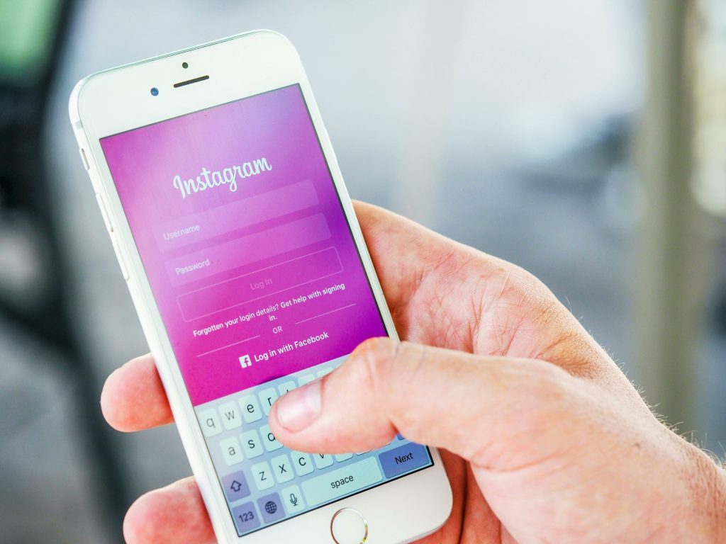 Meta anunță schimbări majore în modul în care gestionează conținutul pe Facebook și Instagram, marcând un pas semnificativ spre digitalizarea și automatizarea proceselor de moderare