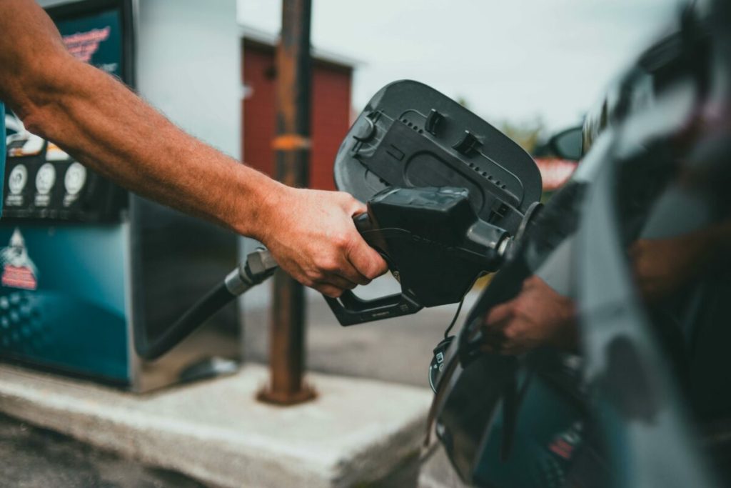 Criza energetică în Europa: prețurile carburanților cresc în continuare, iar reacțiile guvernelor sunt diferențiate De la începutul acestei săptămâni, criza energetică a devenit punctul central al discuțiilor atât în Ungaria, cât și în România, pe fondul escaladării prețurilor la combustibili