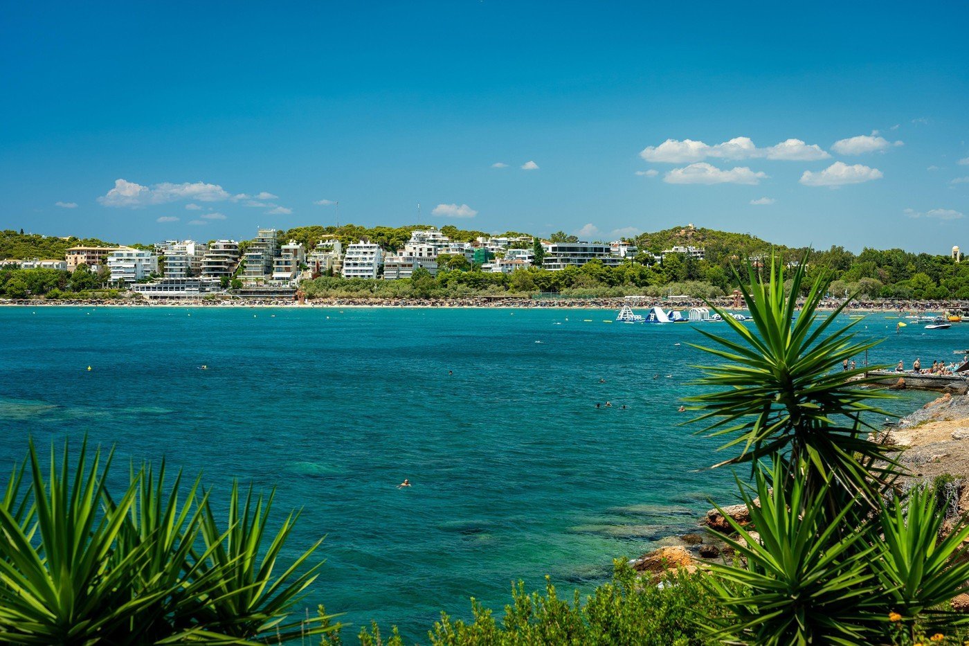 Într-o încălcare discretă a tiparului turistic grecesc tradițional, o plajă din zonă Glyfada, de pe coasta de vest a insulei, se remarcă prin liniște, autenticitate și un acces liber, contrar aglomerației și luxului specific multor destinații grecești populare