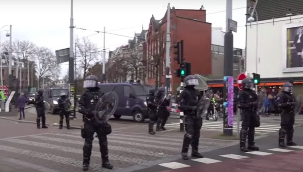 Explozie la școala evreiască din Amsterdam: un act de ticăloșie și temeri pentru siguranța comunității O explozie a zguduit noaptea de vineri spre sâmbătă o școală evreiască ortodoxă din cartierul Buitenveldert al Amsterdamului, provocând pagube minore, dar readucând în prim-plan problemele de securitate și intoleranță din societatea olandeză