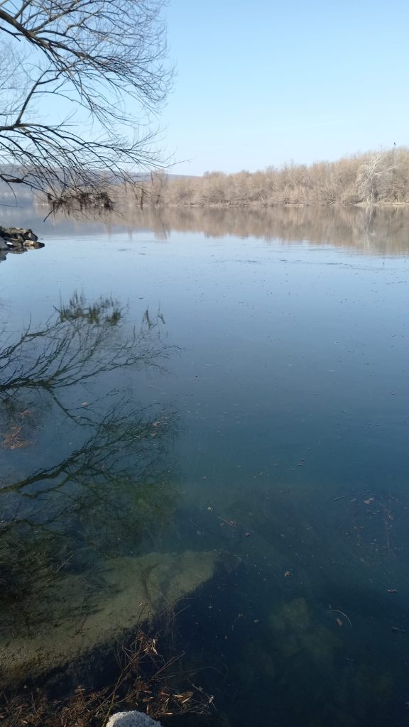 Poluare gravă pe Nistru: România intervin pentru sprijinirea Republicii Moldova în lupta cu substanțele toxice Râul Nistru, unul dintre cele mai importante coridoare hidrogeografice ale Moldovei, se confruntă din nou cu o criză de poluare extremă, amenințând resursa vitală de apă a zonei și, implicit, sănătatea a mii de locuitori