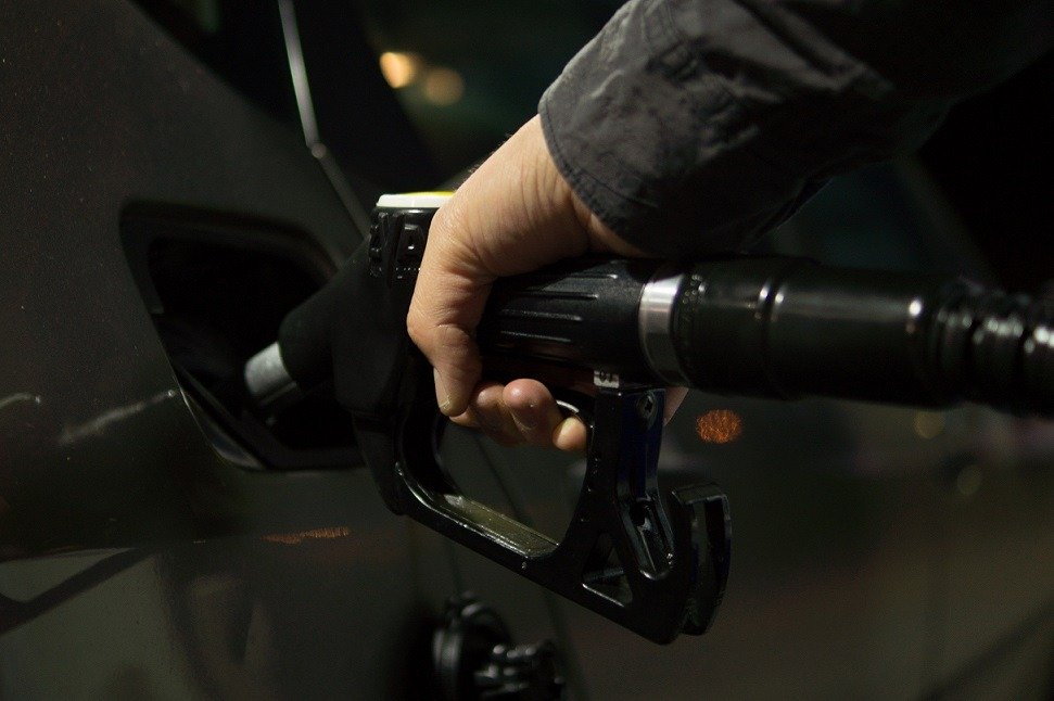 Guvernul României pregătește măsuri menite să atenueze impactul creșterii prețurilor la carburanți, însă oficialii recunosc că aceste inițiative nu vor putea contracara în întregime valul de scumpiri generat de conflictul din Orientul Mijlociu