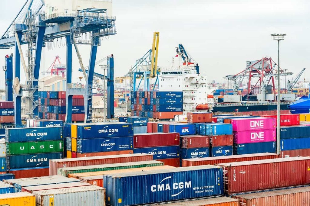Reducere semnificativă a deficitului comercial în ianuarie, principalul factor fiind scăderea rapidă a importurilor Începutul anului 2023 a adus o veste bună pentru economia românească: deficitul balanței comerciale a scăzut cu peste 15,5% față de aceeași perioadă a anului precedent, ajungând la 2,3 miliarde de euro