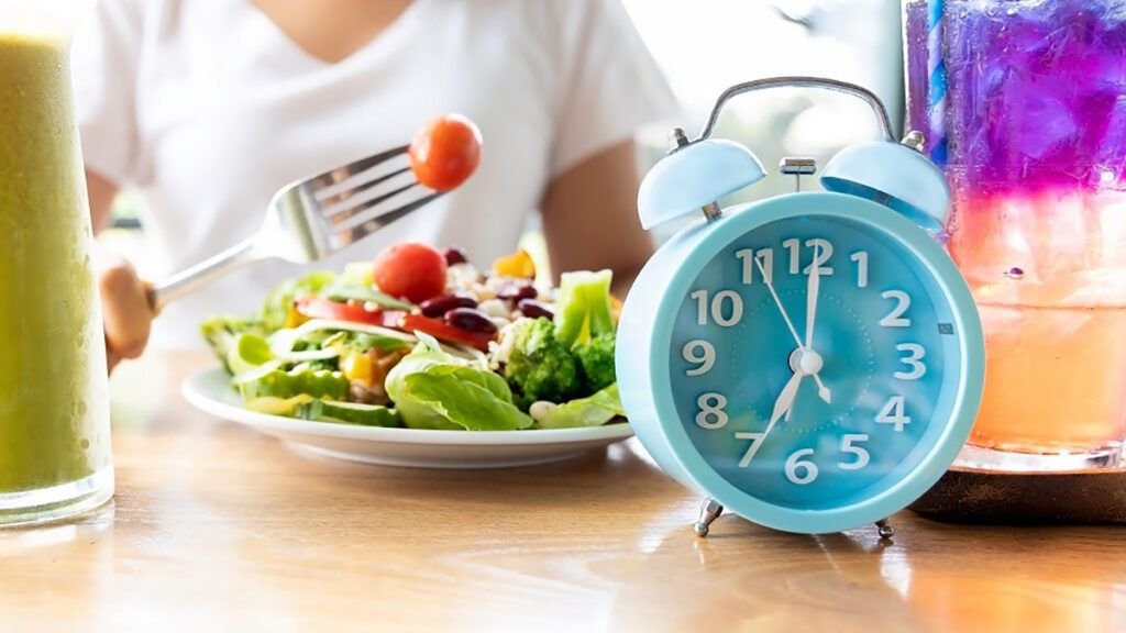 Postul intermitent, o strategie dovedită pentru slăbit și sănătate, devine tot mai populară în rândul românilor Pe măsură ce preocuparea pentru sănătate și un stil de viață echilibrat devine tot mai prezentă, tot mai mulți români aleg să adopte metode alternative de gestionare a greutății și de îmbunătățire a stării generale