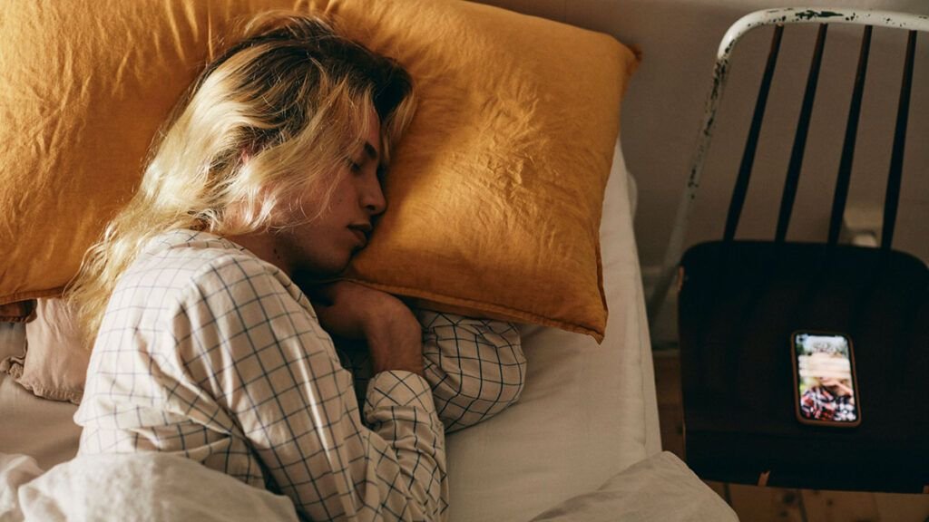 Studiu: visele intense contribuie la un somn mai odihnitor