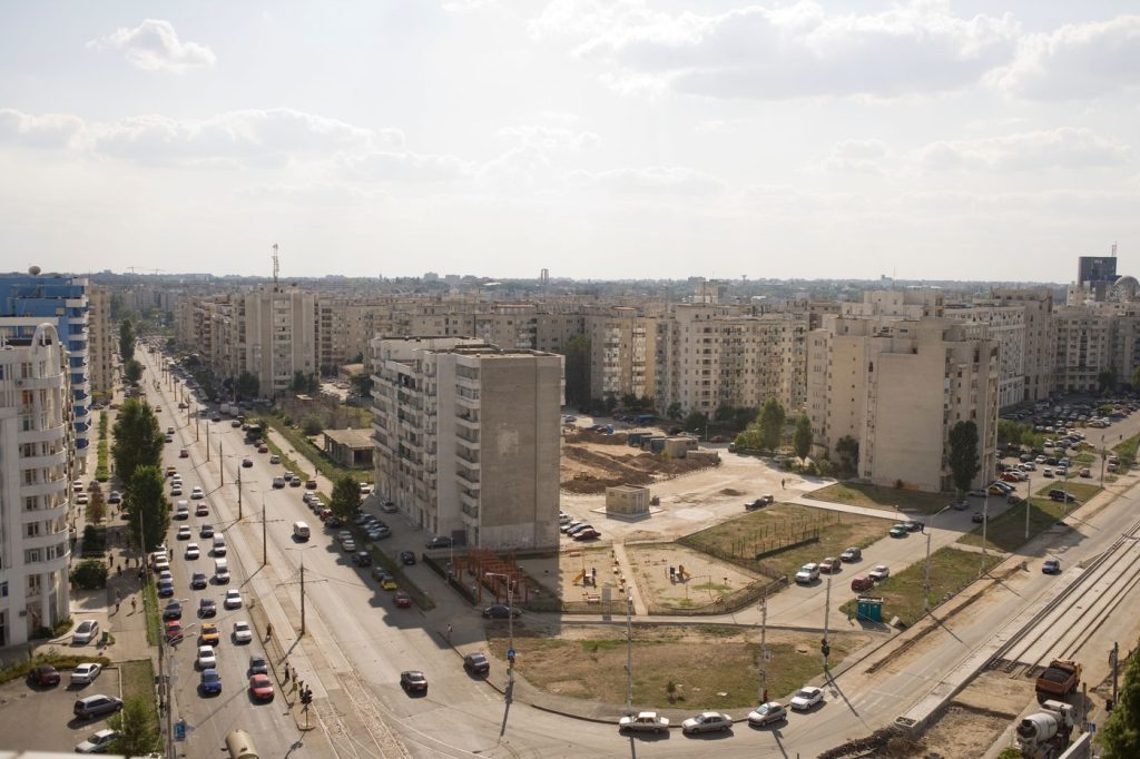 Gazonul și spațiile verzi din Sectorul 3, victime ale unui șantier nesăbuit: locatarii revendică despăgubiri și refacerea zonei Zona rezidențială din Sectorul 3 a fost martoră, recent, la o serie de incidente care au transformat un spațiu verde apreciat de locatari într-un teren de distrugere