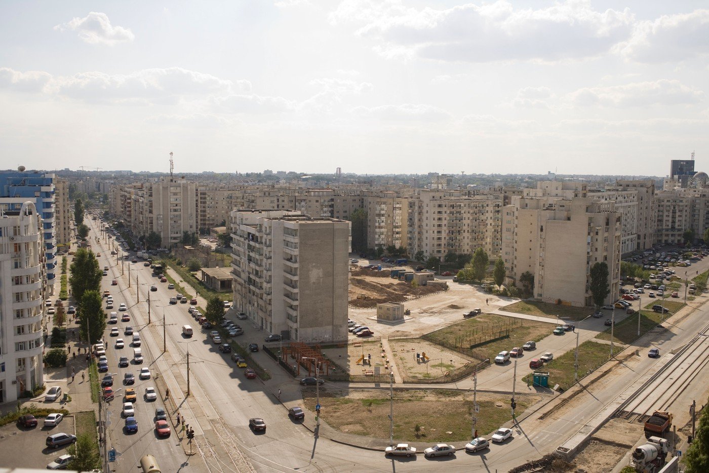 Gazonul și spațiile verzi din Sectorul 3, victime ale unui șantier nesăbuit: locatarii revendică despăgubiri și refacerea zonei Zona rezidențială din Sectorul 3 a fost martoră, recent, la o serie de incidente care au transformat un spațiu verde apreciat de locatari într-un teren de distrugere