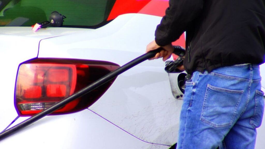Bolojan anunță reducerea accizei la carburanți în contextul tensiunilor cu Uniunea Europeană privind TVA-ul Situație complicată pe piața energetică din România, în contextul discuțiilor și controversei legate de măsurile fiscale impuse de Uniunea Europeană