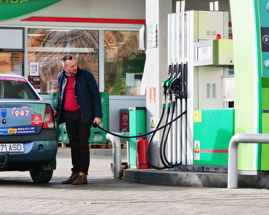 Prețul petrolului nu doar că afectează benzina din pompă, ci are reverberații adânci asupra întregii economii, în special în țări precum România, dependente în mare măsură de importurile de țiței