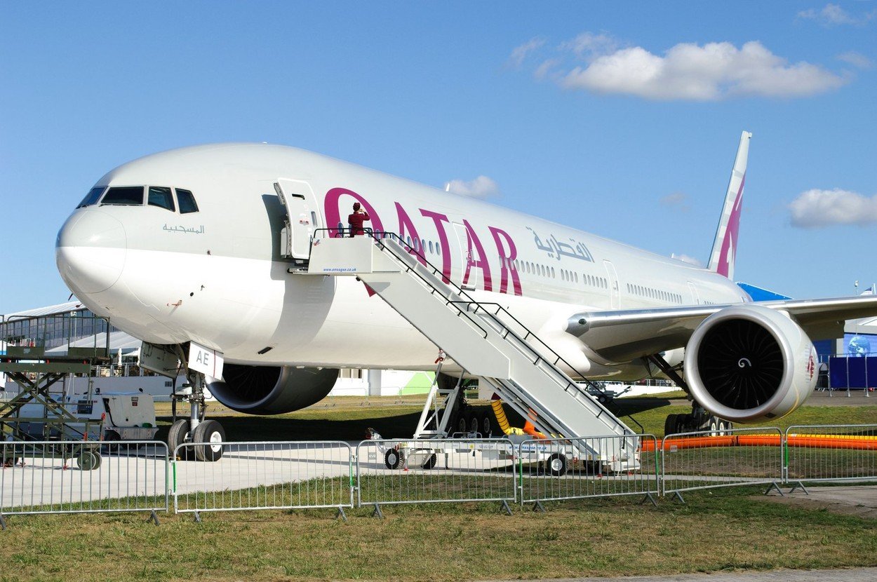 Operatorii aerieni din Golf pregătesc terenul pentru un sezon de criză prelungită, iar mutările recente ale Qatar Airways ilustrează o restructurare profundă a strategiilor lor de gestionare a flotelor