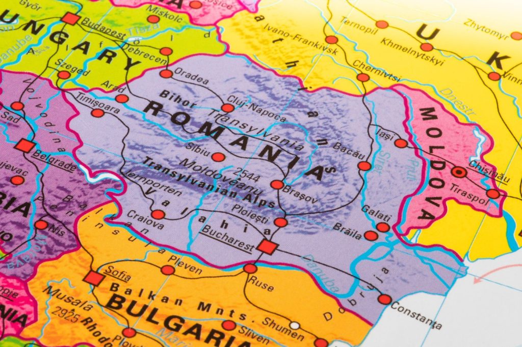 România ascunde în subteran unele dintre cele mai spectaculoase și bine păstrate adăposturi de război și urgență din Europa, unele construite în condiții de secret absolut, în timp ce altele s-au transformat în adevărate labirinturi de beton și oțel, rămase ascunse ochiului curios