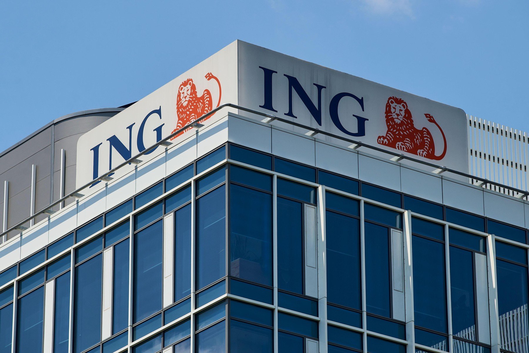 ING Bank a plătit o amendă de 4.000 de euro pentru scurgerea datelor clienților prin intermediul unui angajat din agenția din Focșani Banca ING a confirmat oficial că a achitat o amendă de 4.000 de euro impusă de autoritatea pentru protecția datelor (ANSPDCP) într-un caz care a zguduit recent sectorul bancar românesc
