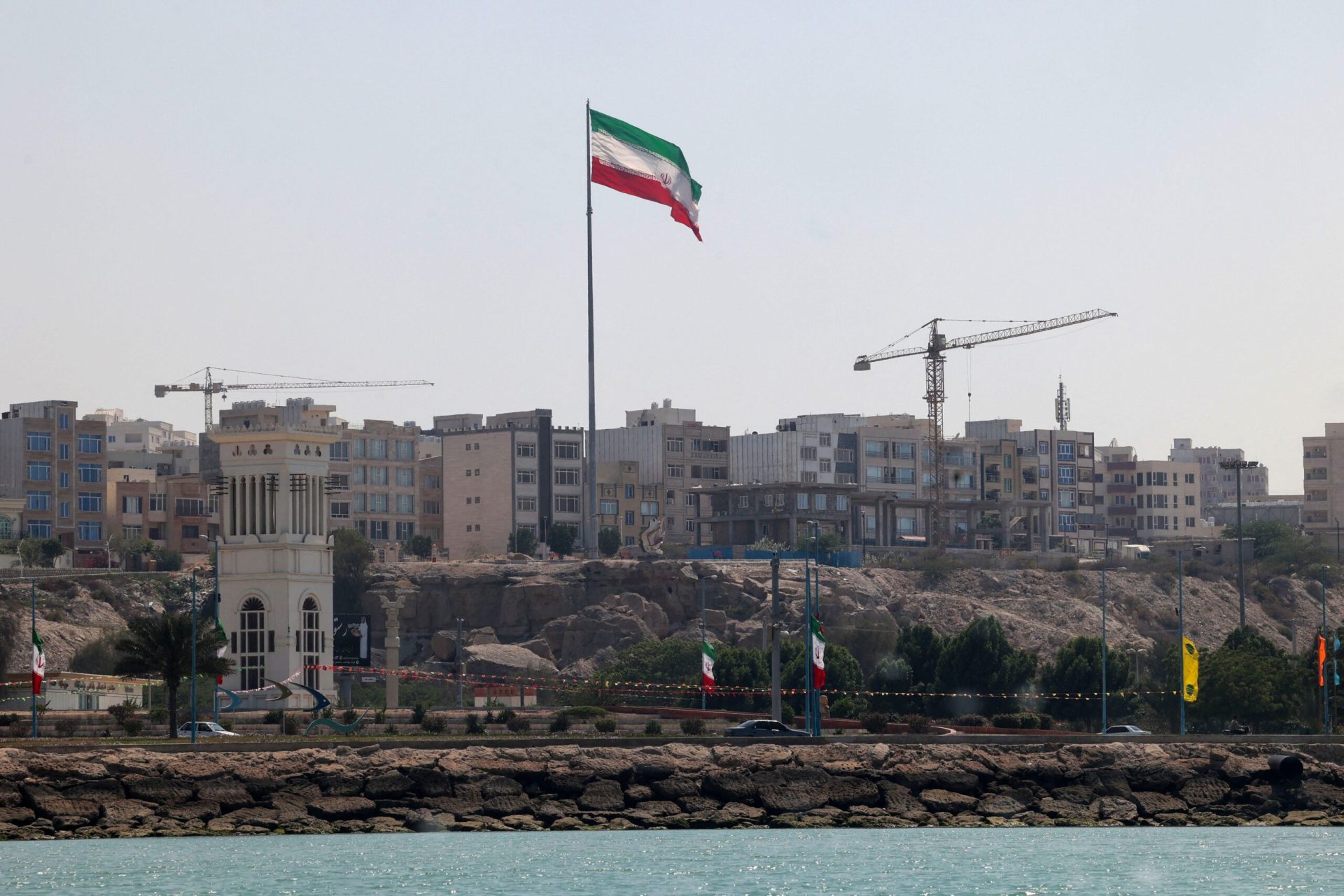 Iranul permite temporar trecerea ajutorului umanitar prin Strâmtoarea Ormuz, după luni de tensiuni crescute în regiunea Golfului Într-o decizie surprinzătoare, Iranul a anunțat că va permite trecerea temporară a ajutorului umanitar prin Strâmtoarea Ormuz, una dintre cele mai importante și sensibile zone maritime din lume