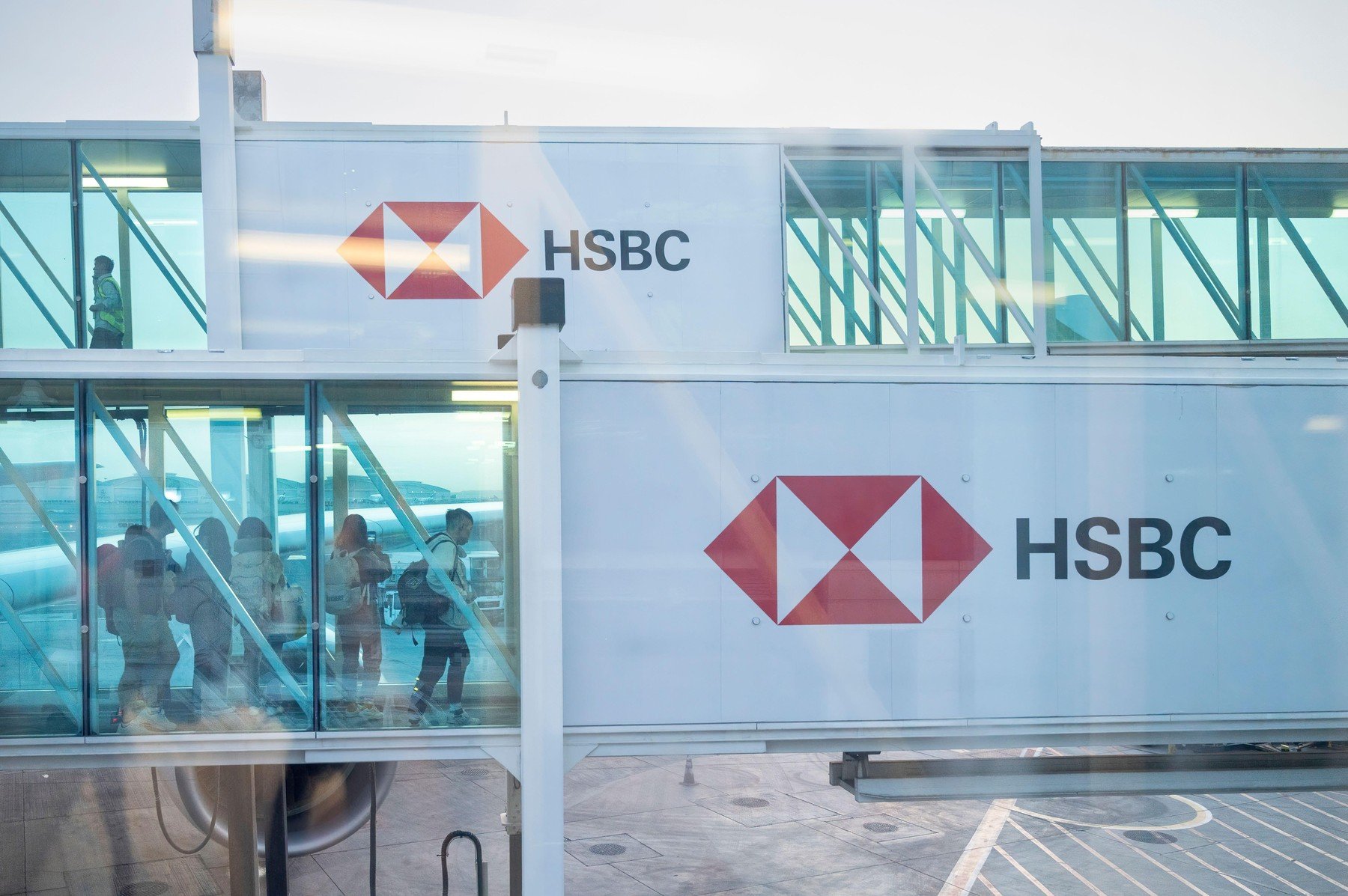 Citibank închide majoritatea sucursalelor din Emiratele Arabe Unite din cauza tensiunilor din Orientul Mijlociu Într-un semnal de alarmă care reflectă tensiunile crescânde din regiune, Citibank a anunțat joi că va închide majoritatea sucursalelor și centrelor financiare din Emiratele Arabe Unite până pe 14 martie