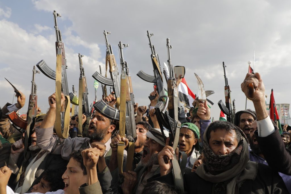 Gruparea Houthi din Yemen amenință cu intervenție militară dacă vor fi îndeplinite anumite condiții Tensiunile din Yemen capătă o nouă dimensiune, după ce purtătorul de cuvânt al grupării Houthi a lansat un avertisment clar către comunitatea internațională, în special către Statele Unite și Israel