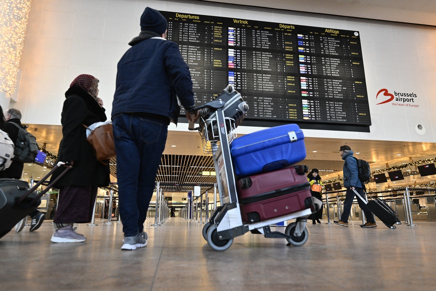 Atenție pentru românii aflați sau planificând călătorii în Belgia: o grevă națională programată pentru joi va perturba semnificativ traficul, afectând zborurile, trenurile și traficul rutier în regiunile Bruxelles, Flandra și Valonia