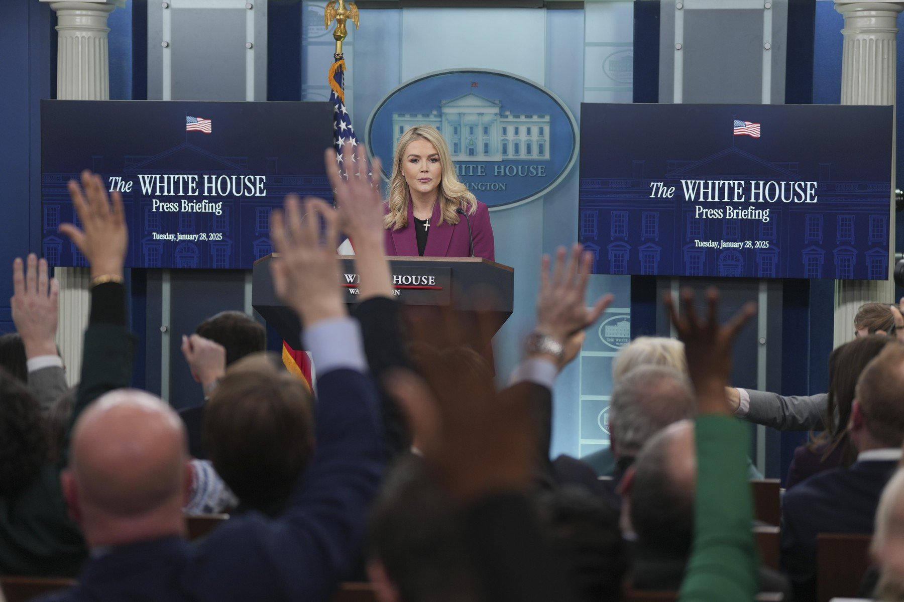 Spania cedează presiunilor Washingtonului și acceptă cooperarea militară cu Statele Unite Spania a ajuns în sfârșit să aprobe utilizarea bazelor sale aeriene de către armata americană, după o deschidere inițială rezervată și tensiuni legate de NATO și politicile europene