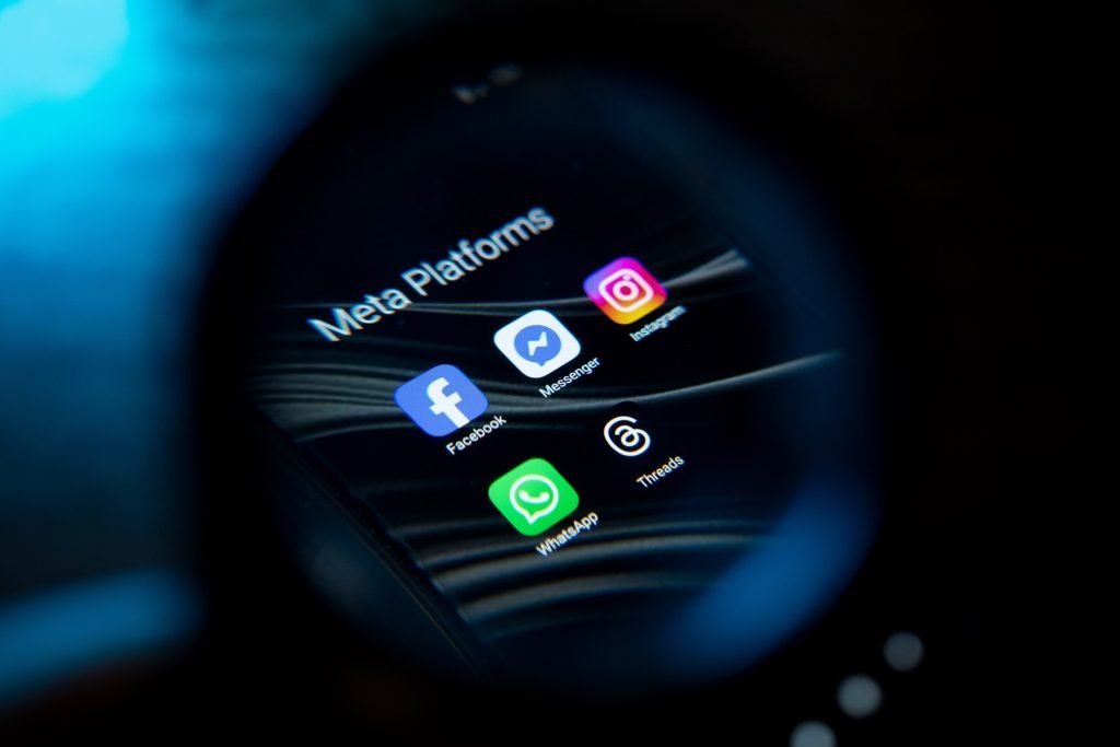 Meta Platforms, unul dintre cei mai mari giganți tehnologici din lume, este acuzată în SUA de către procurorul general al statului New Mexico de încălcări grave ale legislației locale, într-un proces care evidențiază abuzurile și riscurile legate de utilizarea platformelor sale sociale