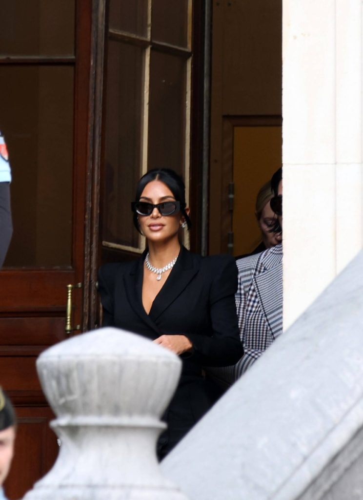 Kim Kardashian își susține cauza socială prin acțiuni caritabile, decizând să scoată la licitație garderoba sa din serialul Hulu „All’s Fair”, un proiect în care joacă rolul unei avocate duri și determine
