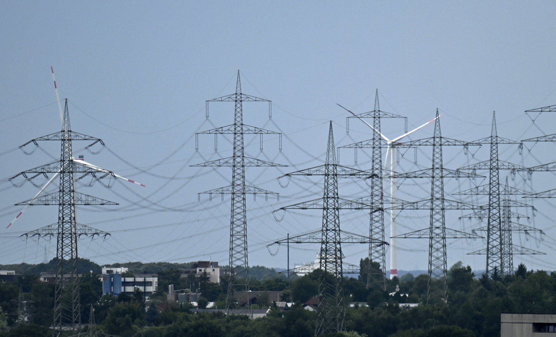 Sectorul energetic românesc, în vârtejul unei blocaje deliberate: declarațiile care zguduie scena politică Un nou val de critică în domeniul energiei naționale a fost lansat zilele acestea, după ce premierul Ilie Bolojan a făcut precizări care au ridicat controverse