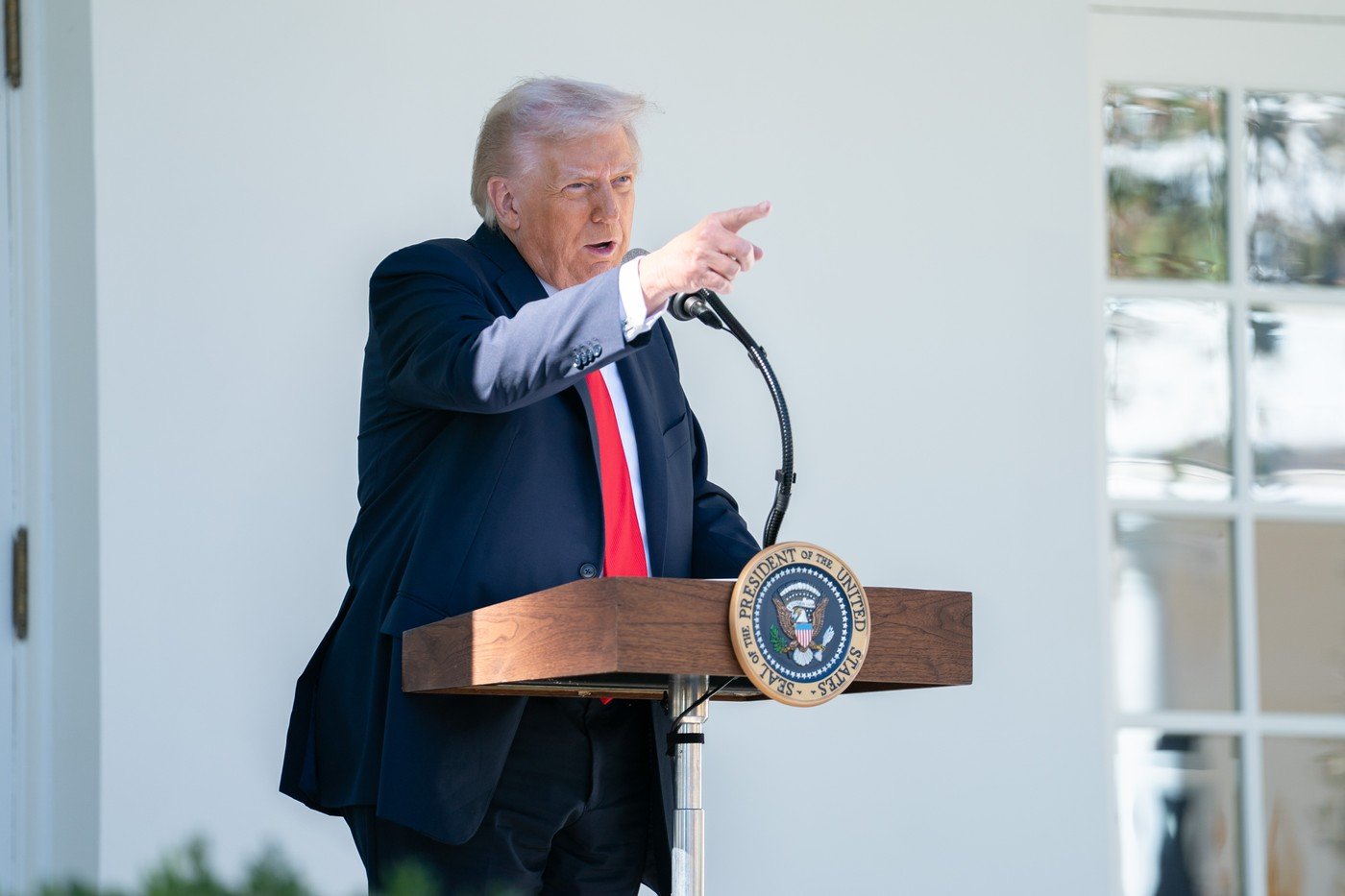 De la “lași”, la “tigru de hârtie”, la un “test” și o “dezamăgire”: evoluția declarațiilor lui Donald Trump privind NATO în ultimele patru săptămâni În ultimele patru săptămâni, declarațiile președintelui Donald Trump despre NATO au trecut printr-o serie de etape, de la critici acerbe la o recunoaștere a unui eventual “test” pentru alianță