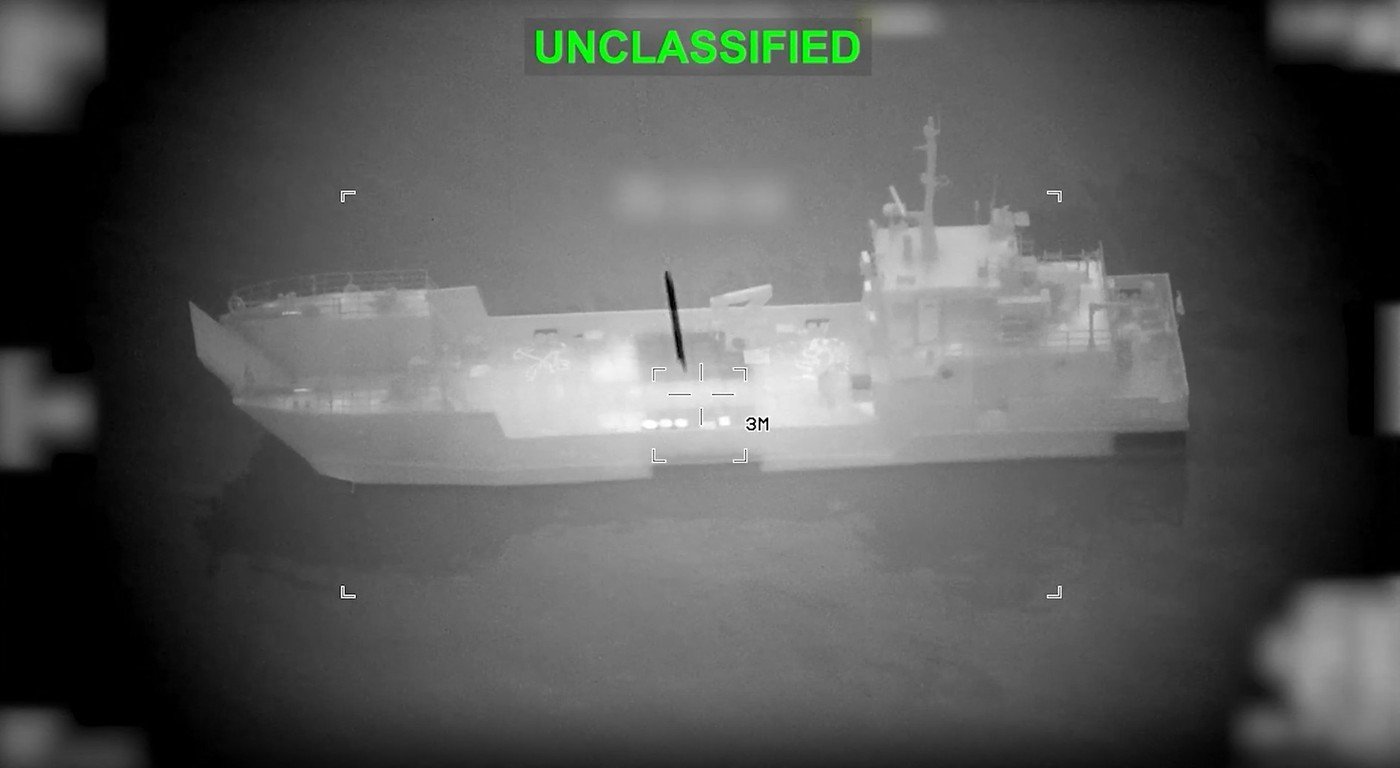 Statele Unite au publicat imagini cu lovituri asupra flotei iraniene de minare, inclusiv pe 16 nave militare distruse în apropierea Strâmtorii Ormuz Statele Unite au făcut publice recent înregistrări video care arată distrugerea unei părți semnificative din flota iraniană de minare, în contextul tensiunilor din regiunea Golfului Persic
