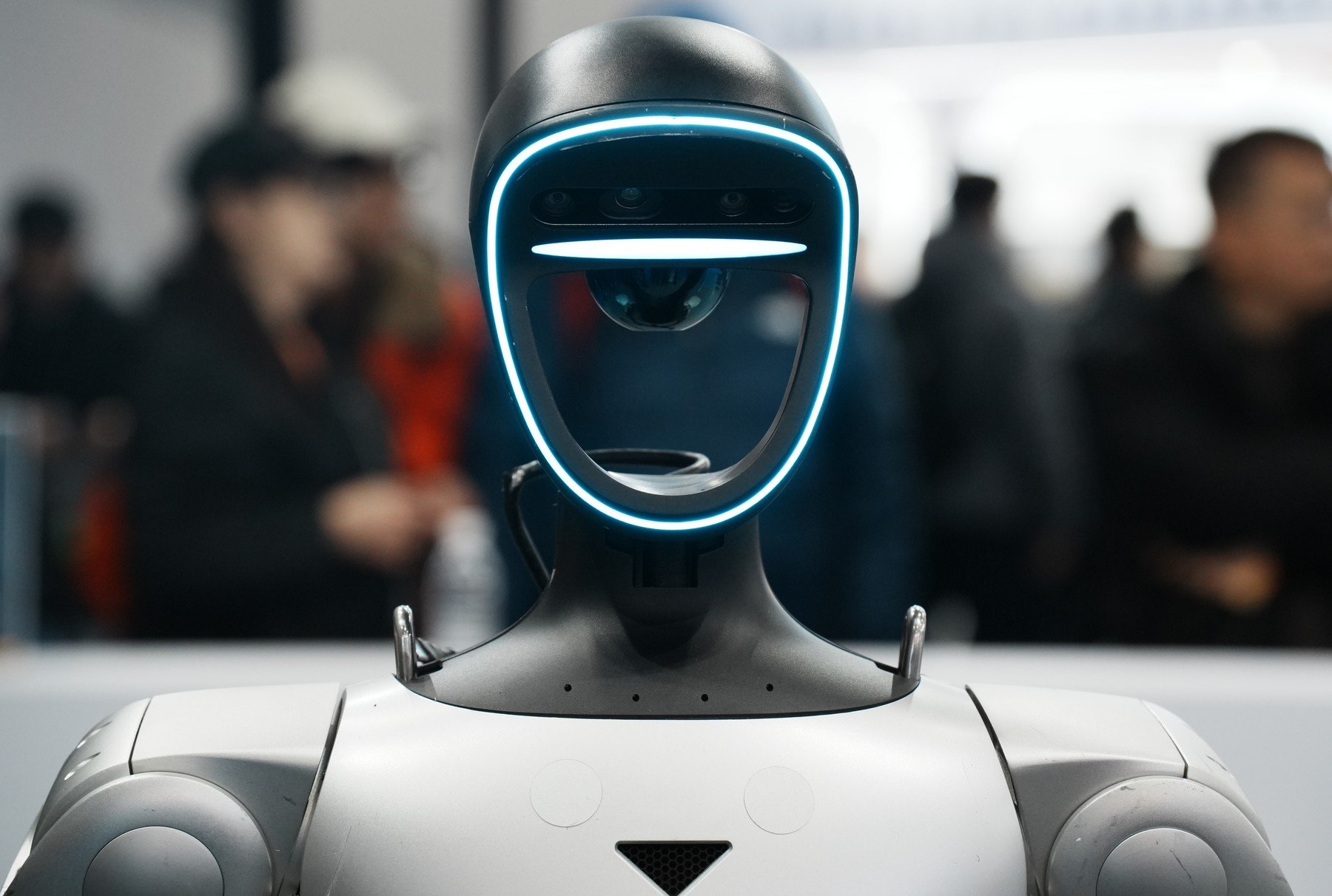 Un robot dansator dintr-un restaurant chinezesc din California a făcut senzație nu din cauza unei performanțe spectaculoase, ci pentru că a luat-o razna, spărgând farfurii și făcând mâncarea să zboare peste mesele clienților