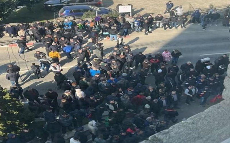 Zeci de oameni s-au adunat miercuri în fața sediului Complexului Energetic Oltenia din Târgu Jiu, într-un protest care a pus din nou în discuție situația ultimelor angajări și planurile de restructurare ale companiei