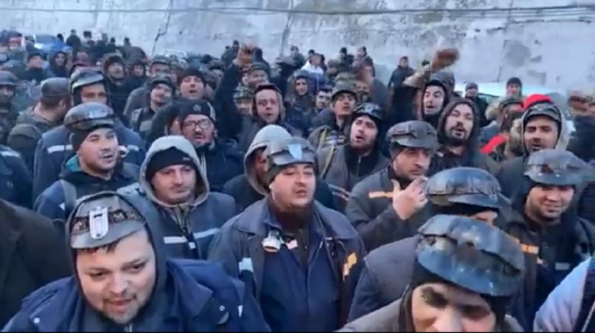 Mii de minerii din Gorj protestează în fața Guvernului, nemulțumiți de lipsa de perspective și condițiile de lucru O mie de mineri din județul Gorj s-au îmbarcat în autocare și au pornit spre București pentru a-și exprima nemulțumirea față de situația critică în care se află industria minieră din România