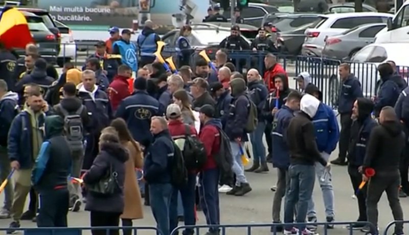 Minerii și energeticienii de la Complexul Energetic Oltenia, unul dintre cei mai mari em formanți de energie din România, au declanșat marți un protest spectaculos în fața Palatului Victoria, solicitând guvernanților să reevalueze planurile de închidere a minelor cu carbune, considerate esențiale în contextul crizei energetice globale și al recentei tensiuni internaționale