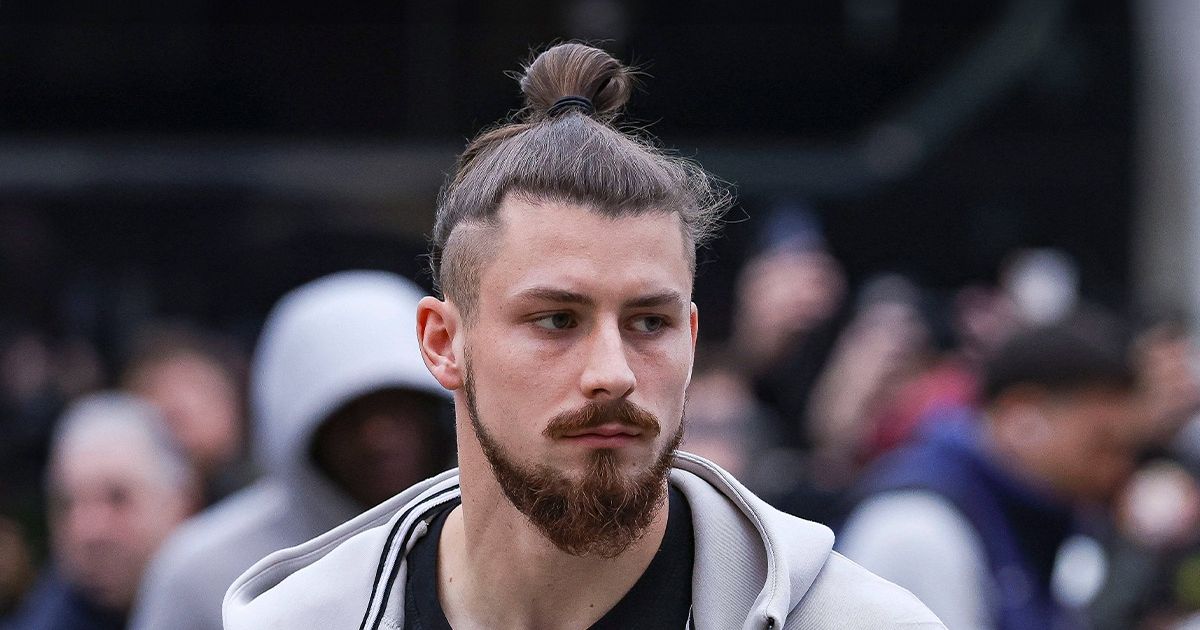 Radu Drăgușin absent din lotul Tottenham pentru meciul cu Crystal Palace, după o lovitură la cap suferită duminică Fără Radu Drăgușin, Tottenham a pierdut joi seară pe teren propriu cu Crystal Palace, scor 1-3, într-un meci crucial din Premier League