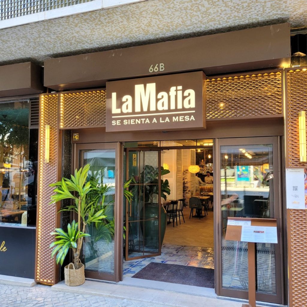 Lanț de restaurante spaniol, amenințat cu schimbarea numelui după decizie controversată Unul dintre cele mai cunoscute lanțuri de restaurante spaniole, intitulat „Mafia se așează la masă” (La Mafia se sienta a la mesa), se află în colaps de fapt