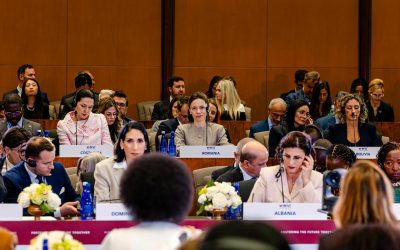 Mirabela Grădinaru, parteneră de viață a primarului Nicușor Dan, participă în SUA la summitul global pentru educație digitală a copiilor Mirabela Grădinaru, soția primarului Clujului, Nicușor Dan, se află în aceste zile în Washington DC, unde reprezintă România la summitul inaugural al unei coaliții globale dedicate educației digitale a copiilor