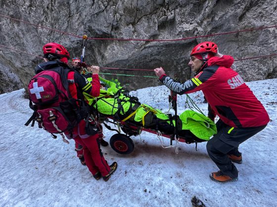 Salvarea montană, între inovație tehnologică și realitatea dură a terenului În Prăpăstiile Zărneștiului, salvamontiștii par să fi făcut un salt important în domeniul intervențiilor de urgență