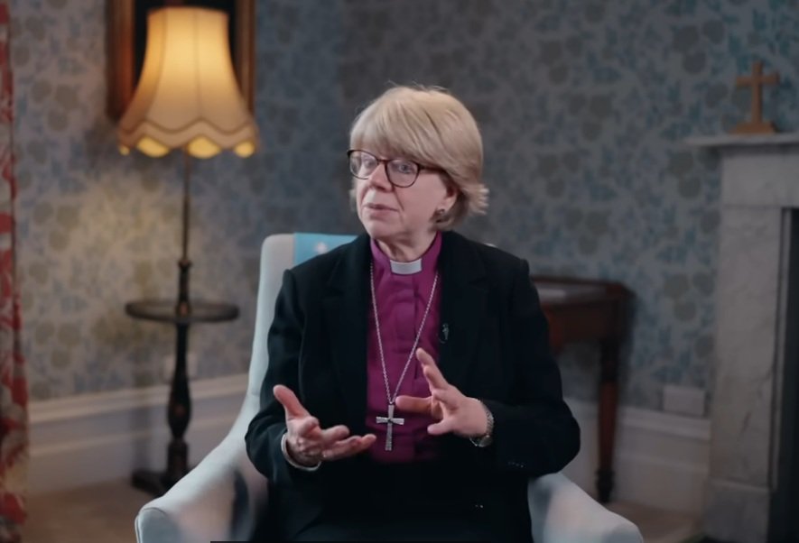 Istorie în Biserica Angliei: Sarah Mullally devine prima femeie în fruntea Arhiepiscopiei de Canterbury O dată cu ceremonia de învestire desfășurată recent la Catedrala din Canterbury, Biserica Angliei a marcat un moment istoric, consemnat în istorie ca fiind începutul unei noi epoci: primul Arhiepiscop de Canterbury femeie, Sarah Mullally