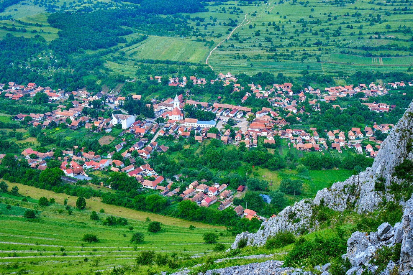 Satul din România unde peisajele pitorești și liniștea autentică ademenesc turiști din întreaga lume În inima munților Carpați, la câțiva kilometri de agitația urbană, un sat pitoresc din România devine tot mai cunoscut pentru frumusețea sa de poveste și atmosfera idilică