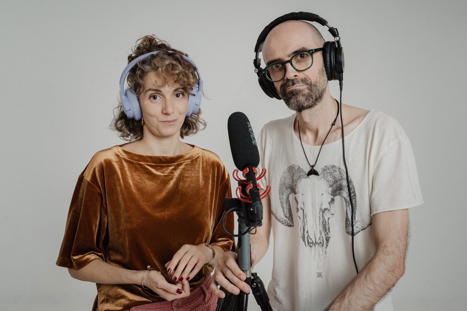 Serialul care dezvăluie subtilitatea și pericolul fraudelor online în România Într-o societate în care cybercriminalitatea devine din ce în ce mai sofisticată, un nou serial audio își propune să ofere publicului o perspectivă apropiată și dureroasă asupra modului în care escrocheriile digitale se insinuează în viața de zi cu zi