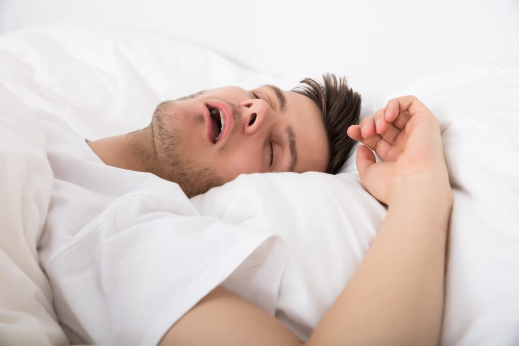 Sforăitul cronic nu este doar un disconfort pentru parteneri, ci poate fi un semnal de alarmă pentru probleme de sănătate mult mai grave, precum apneea de somn