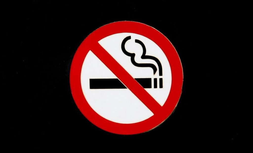 Bucureștiul continuă lupta împotriva fumatului în spațiile publice închise, cu sancțiuni dure pentru nesupunere Noaptea trecută, forțele de ordine din București au intensificat controalele în restaurante, baruri și terase din diferite zone ale capitalei pentru a combate fumatul în interiorul spațiilor închise, încă o încălcare gravă a legislației antifumat