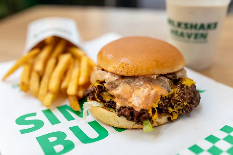 Un nou nume în peisajul fast-food-ului din România: Simon’s Burger începe expansiunea în Cluj-Napoca, marcând intenția de a se impune ca un jucător serios pe piața locală, nu doar ca un experiment temporar