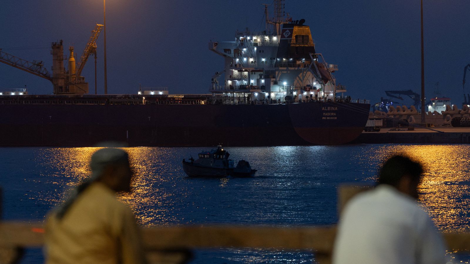 Donald Trump anunță intenția de a reduce implicarea militară în Orientul Mijlociu și transferă responsabilitatea protecției Strâmtorii Hormuz altor națiuni Președintele Statelor Unite, Donald Trump, a declarat recent că este în faza de „a încheia” conflictele militare din Orientul Mijlociu, transmitând că întreaga responsabilitate de asigurarea securității Strâmtorii Hormuz va fi preluată de alte state