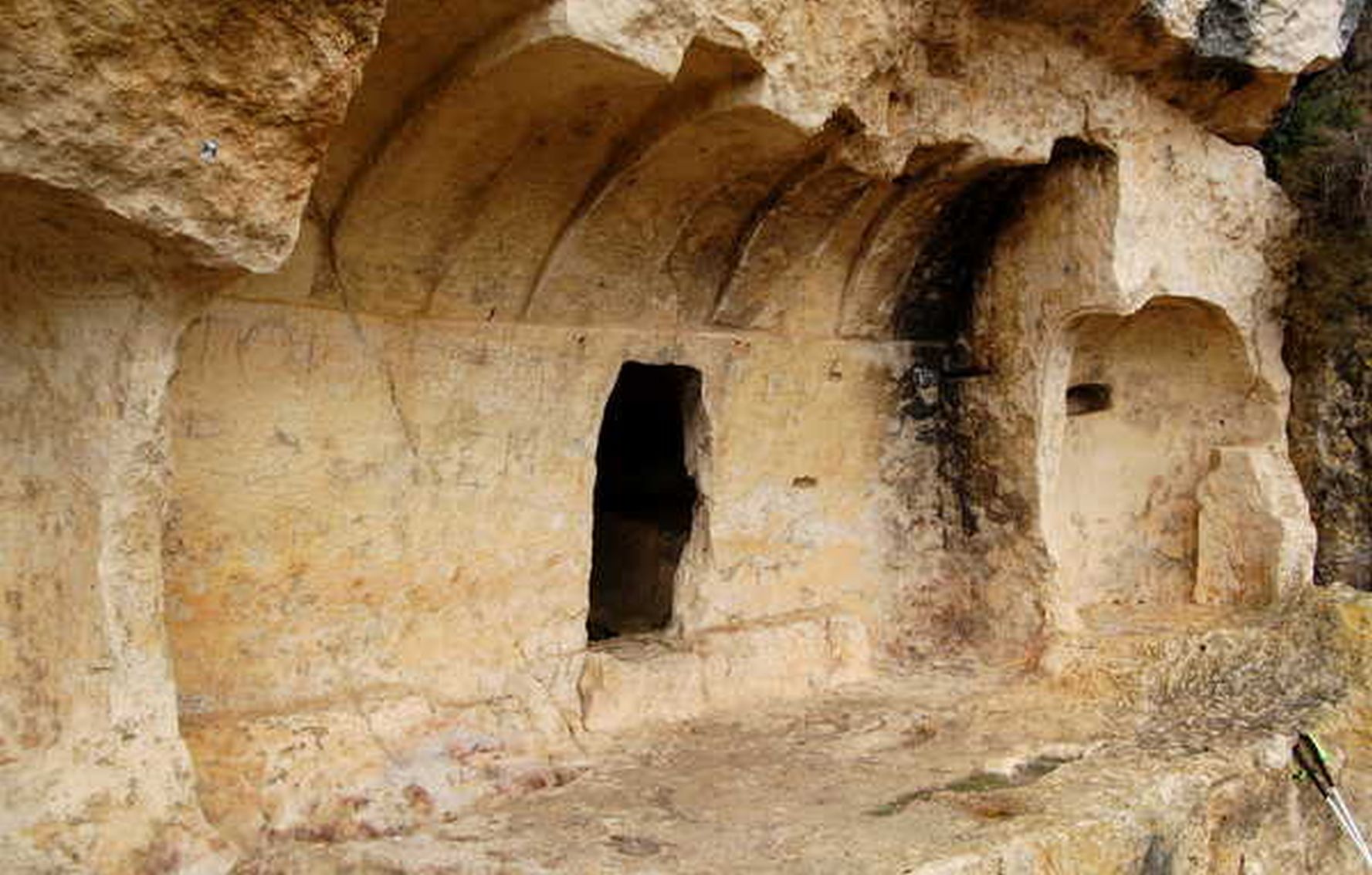 O comunitate medievală ascunsă în stânci, dezvăluită după secole de izolare În inima munților din nordul Spaniei, stâncile aparent inofensive ale sitului Las Gobas ascund o poveste tulburătoare despre izolare, suferință și supraviețuire