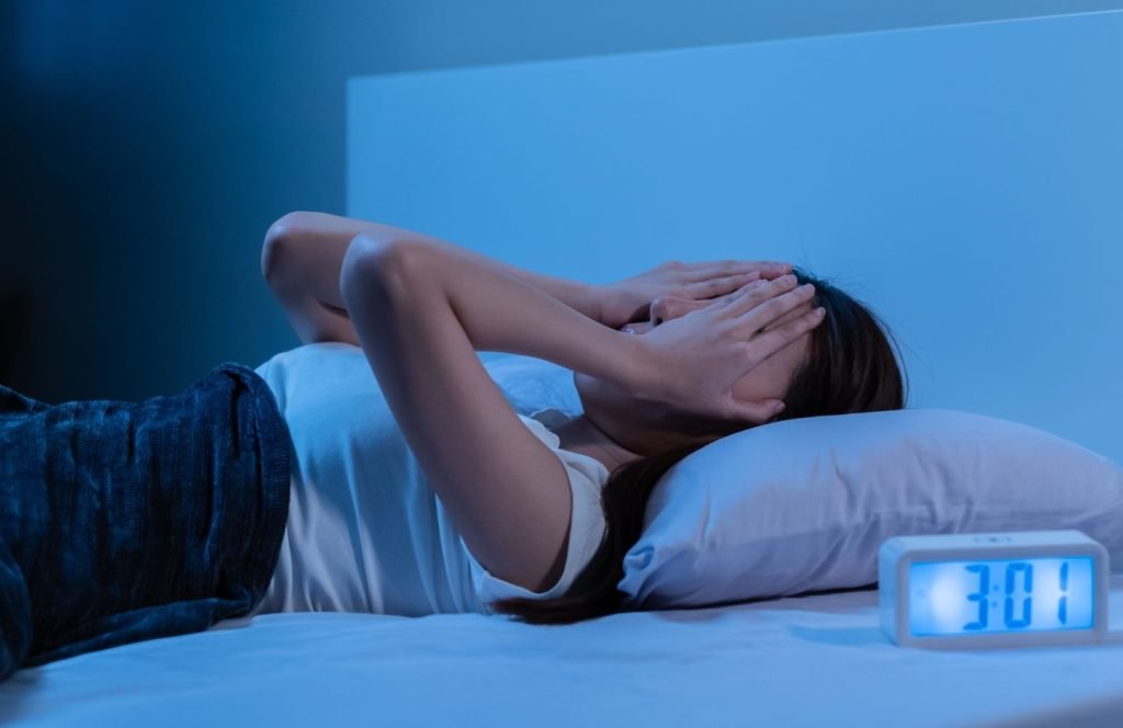 Un studiu amplu realizat pe aproape un milion de veterani americani scoate la iveală o combinație periculoasă de tulburări de somn care poate crește semnificativ riscul de boli cardiovasculare