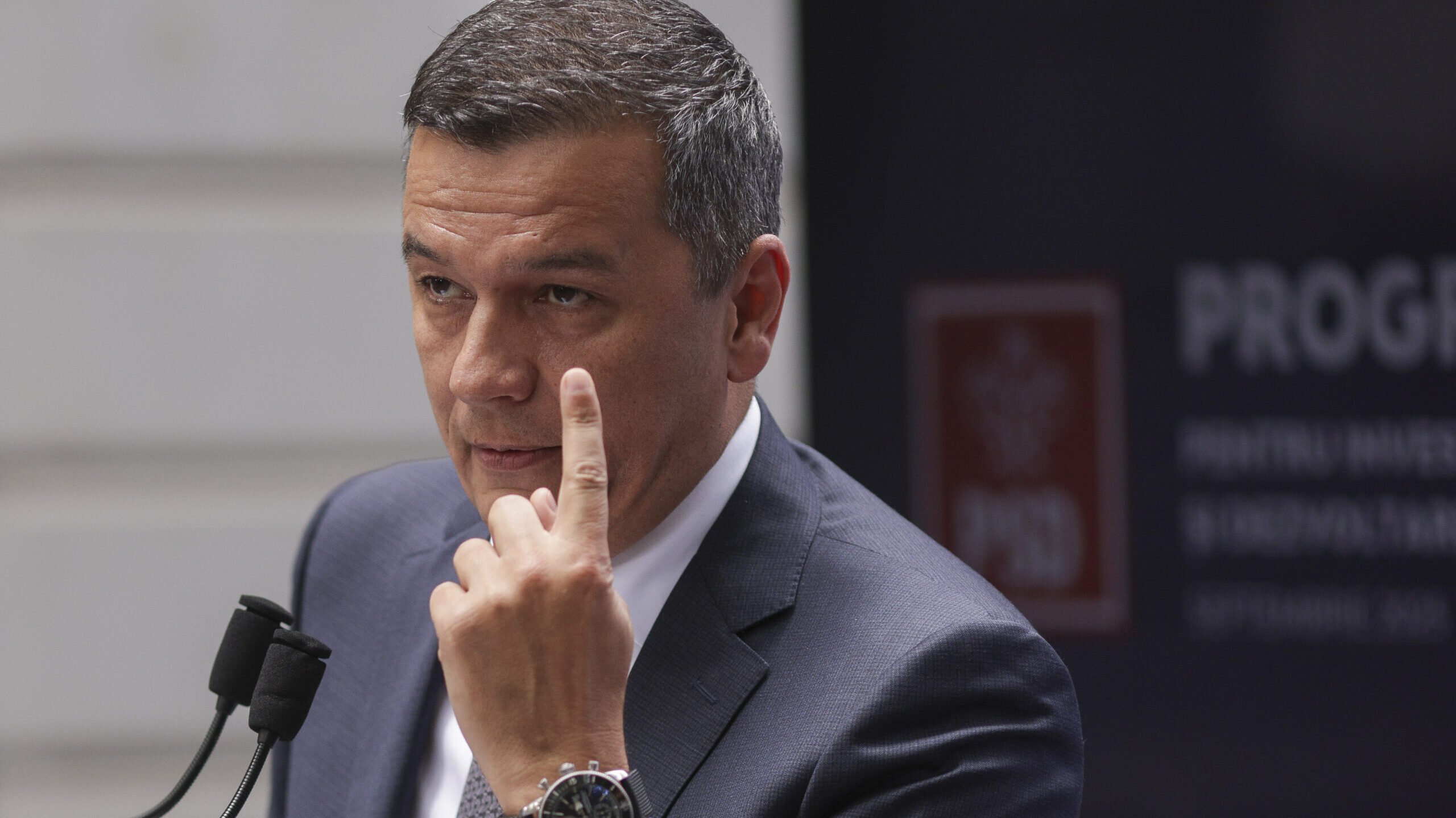 Sorin Grindeanu critică dur reducerile de taxe pentru multinaționale: un pas înapoi pentru bugetul statului și responsabilitatea socială Liderul social-democrat Sorin Grindeanu a lansat o serie de acuzații vehemente la adresa deciziilor recente ale Guvernului, acuzând reducerea semnificativă a taxelor pentru companiile multinaționale și susținând că aceste măsuri vor avea un impact negativ asupra bugetului național