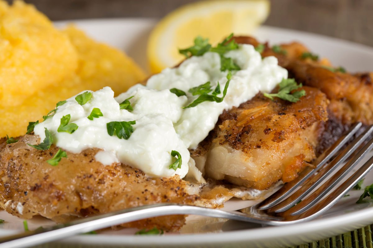 Sosul tartar, un condiment clasic, simplu și rapid de realizat, devine tot mai apreciat în bucătăriile moderne pentru versatilitatea sa și gustul rafinat