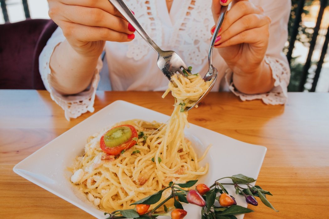 Mâncatul spaghetelor nu reprezintă doar o chestiune de preferință culinară, ci și o adevărată artă ghidată de reguli stricte, mai ales în cultura italiană
