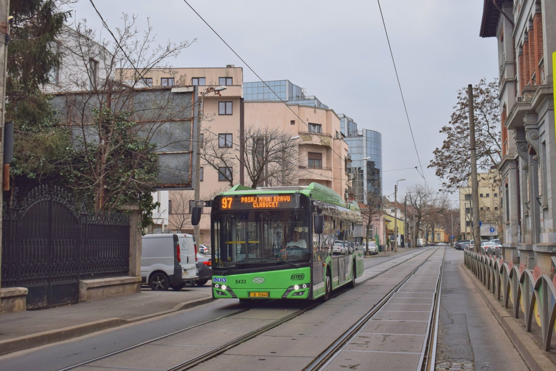 Începutul lucrărilor de reabilitare a liniei de tramvai de pe strada Traian aduce modificări majore în transportul public din București, cu efect direct asupra rutelor liniei 55 și troleibuzului 97