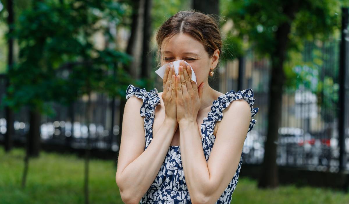 Un nou studiu sugerează că o băutură populară, adesea consumată pentru hidratare sau gust, ar putea avea un efect benefic în reducerea sezonieră a simptomelor de alergie, în special a strănutului cauzat de febra fânului