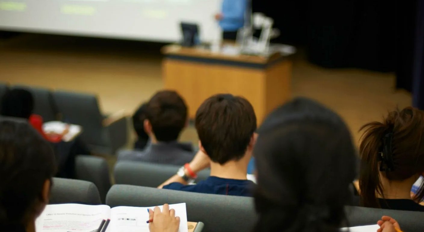 Elevii vrânceni blocați în Dubai, autoritățile române anunță absențe motivate pentru revenirea lor în școli Un incident neașteptat afectează aproape trei zeci de elevi din județul Vrancea, rămași blocați în Dubai în contextul conflictului crescut din Orientul Mijlociu